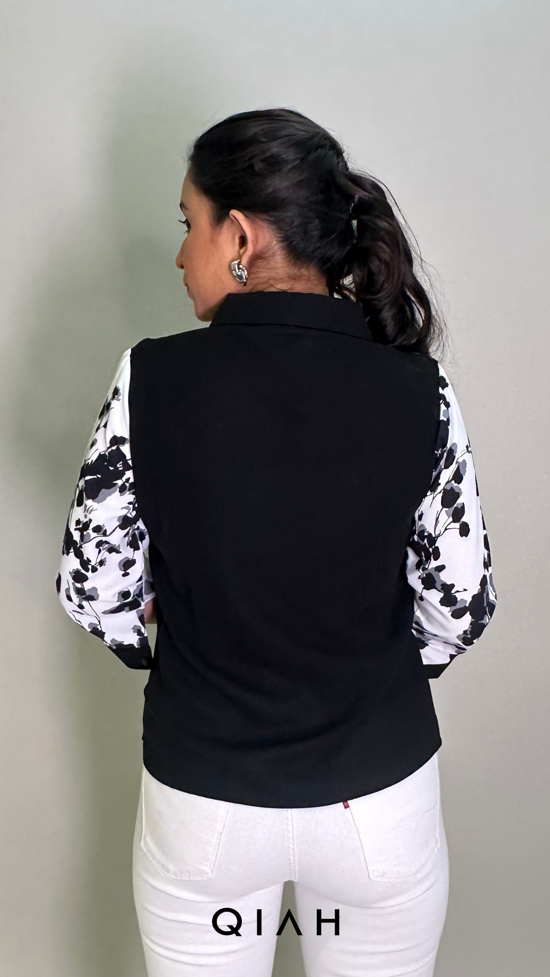 BLACK AND WHITE FLORAL PRINT COLLARED TOP